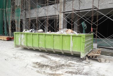 SELANGOR, MALAYSIA -15 HAZİRAN 2017: İnşaat alanında çöp ve kullanılmayan materyalleri toplamak için kullanılan atık çöp kutusu.  