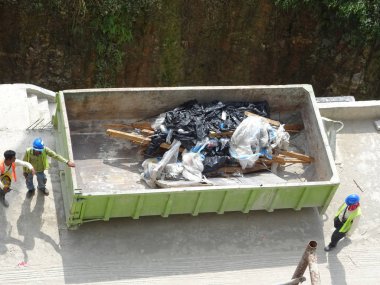 SELANGOR, MALAYSIA -15 HAZİRAN 2017: İnşaat alanında çöp ve kullanılmayan materyalleri toplamak için kullanılan atık çöp kutusu.  