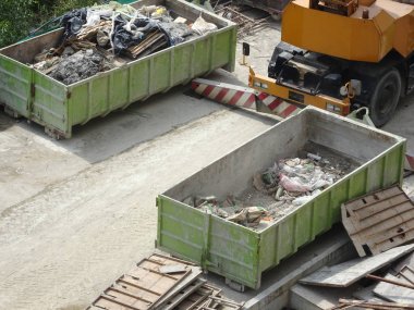 SELANGOR, MALAYSIA -15 HAZİRAN 2017: İnşaat alanında çöp ve kullanılmayan materyalleri toplamak için kullanılan atık çöp kutusu.  