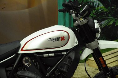 Serdang, Malezya -29 Temmuz 2017: Ducati logosu motosiklet gövdesinde. Ducati İtalya'dan dünyada üretmektedir ünlü motosiklet biridir.   