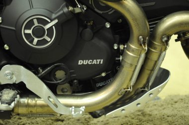 Serdang, Malezya -29 Temmuz 2017: Ducati logosu motosiklet gövdesinde. Ducati İtalya'dan dünyada üretmektedir ünlü motosiklet biridir.   