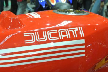 Serdang, Malezya -29 Temmuz 2017: Ducati logosu motosiklet gövdesinde. Ducati İtalya'dan dünyada üretmektedir ünlü motosiklet biridir.   