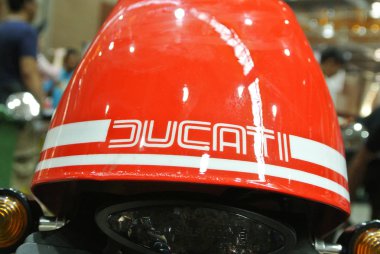 Serdang, Malezya -29 Temmuz 2017: Ducati logosu motosiklet gövdesinde. Ducati İtalya'dan dünyada üretmektedir ünlü motosiklet biridir.   