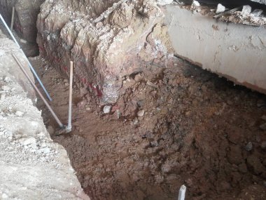 Kuala Lumpur, Malezya -25 Mart 2017: İnşaat işçileri tarafından kamu hizmetlerini karşılamak için şantiyede kazılan hendekler. 