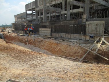 Kuala Lumpur, Malezya -25 Mart 2017: İnşaat işçileri tarafından kamu hizmetlerini karşılamak için şantiyede kazılan hendekler. 