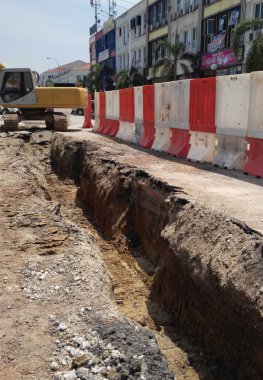 Kuala Lumpur, Malezya -25 Mart 2017: İnşaat işçileri tarafından kamu hizmetlerini karşılamak için şantiyede kazılan hendekler. 