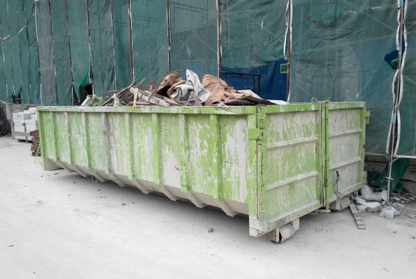 SELANGOR, MALAYSIA -15 HAZİRAN 2017: İnşaat alanında çöp ve kullanılmayan materyalleri toplamak için kullanılan atık çöp kutusu.  