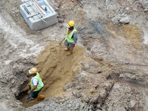 Kuala Lumpur Maleisië Maart 2017 Loopgraven Opgegraven Bouwplaats Door Bouwvak — Stockfoto