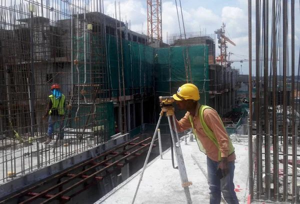 Kuala Lumpur Malezya Mart 2017 Şantiyede Etüt Ekipmanı Ile Eksper — Stok fotoğraf