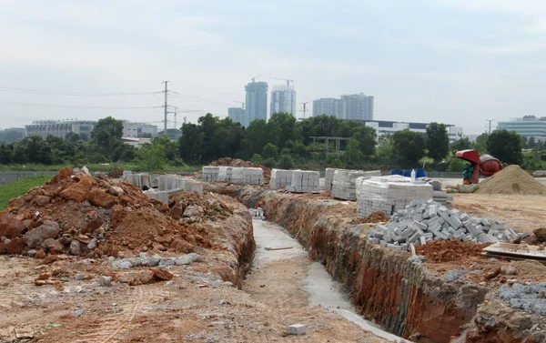 马来西亚吉隆坡 2017年3月25日 建筑工人在建筑工地挖掘沟渠 以容纳公用事业服务 — 图库照片