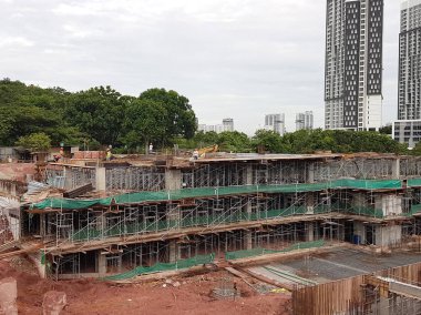 Kuala Lumpur, Malezya -04 Temmuz 2018: Açık kesim yöntemi kullanılarak yapım aşamasında alt yapı ve üst yapı inşa. Bu geleneksel yöntem kullanılarak temel aşamasından sonra başlıyor