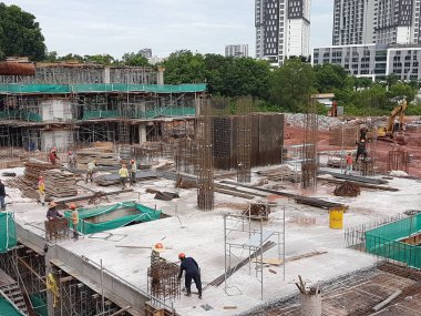 Kuala Lumpur, Malezya -04 Temmuz 2018: Açık kesim yöntemi kullanılarak yapım aşamasında alt yapı ve üst yapı inşa. Bu geleneksel yöntem kullanılarak temel aşamasından sonra başlıyor