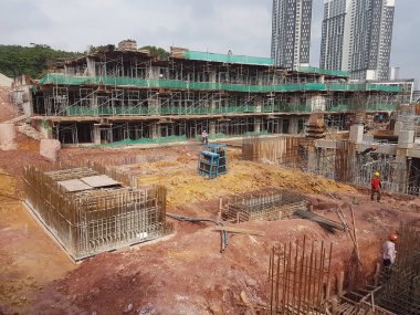 Kuala Lumpur, Malezya -04 Temmuz 2018: Açık kesim yöntemi kullanılarak yapım aşamasında alt yapı ve üst yapı inşa. Bu geleneksel yöntem kullanılarak temel aşamasından sonra başlıyor