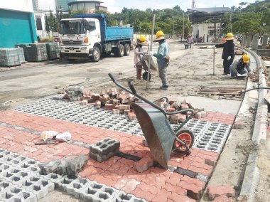 Kuala Lumpur, Malezya -15 Kasım 2017: Şantiye otoparkı alanında çalışanlar tarafından beton döşeme hazırlama ve montaj çalışmaları. Desen ve onaylı renk aşağıdaki düzenlenmiştir.  