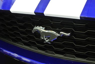 Kuala Lumpur, Malezya -11 Kasım 2017: Mustang araba amblemi ve marka logosu. Modern ve yüksek teknoloji otomobil amerikan ünlü otomobil biri tarafından inşa üretmektedir.   