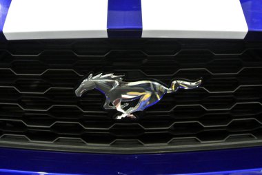 Kuala Lumpur, Malezya -11 Kasım 2017: Mustang araba amblemi ve marka logosu. Modern ve yüksek teknoloji otomobil amerikan ünlü otomobil biri tarafından inşa üretmektedir.   