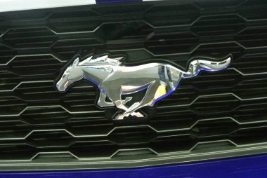 Kuala Lumpur, Malezya -11 Kasım 2017: Mustang araba amblemi ve marka logosu. Modern ve yüksek teknoloji otomobil amerikan ünlü otomobil biri tarafından inşa üretmektedir.   