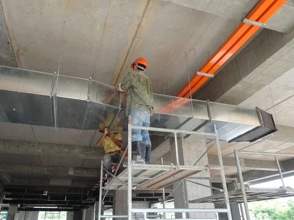 马来西亚吉隆坡 2017年9月16日 建筑工人在地板上安装电缆托盘 电缆托盘安装在天花板以上 — 图库照片