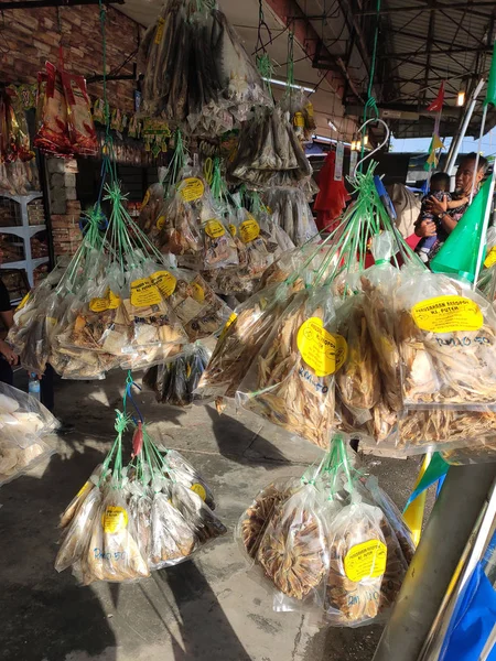 马来西亚默辛 2019年6月19日 腌制干鱼被卖家挂在店里 以包装或秤销售 — 图库照片