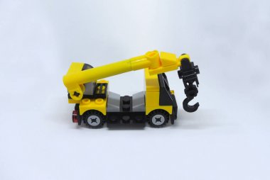 Plastik bloktan yapılmış ve beyaz arka plan üzerine izole mobil vinç makinesi seçici odaklı minyatür. 