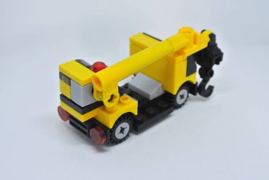 Plastik bloktan yapılmış ve beyaz arka plan üzerine izole mobil vinç makinesi seçici odaklı minyatür. 