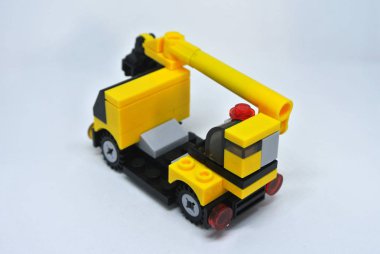 Plastik bloktan yapılmış ve beyaz arka plan üzerine izole mobil vinç makinesi seçici odaklı minyatür. 