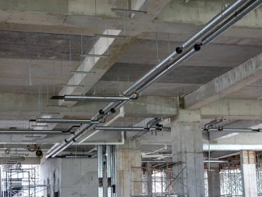 Kuala Lumpur, Malezya -16 Eylül 2017: Şantiyede soğutulmuş su borusu inşaatı devam ediyor. 