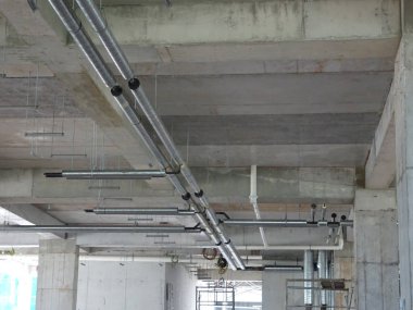 Kuala Lumpur, Malezya -16 Eylül 2017: Şantiyede soğutulmuş su borusu inşaatı devam ediyor. 