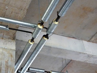 Kuala Lumpur, Malezya -16 Eylül 2017: Şantiyede soğutulmuş su borusu inşaatı devam ediyor. 