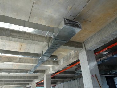 Kuala Lumpur, Malezya - 16 Eylül 2017: Şantiyede inşaat işçileri tarafından klima kanalı kuruldu 