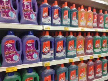 Kuala Lumpur, Malezya -12 Temmuz 2019: Seçilen büyük süpermarketler içinde rafta görüntülenen sıvı deterjan odaklanmıştır. Aşağıdaki markaları sıraladıve müşterilerin bulması kolay için yazın. 