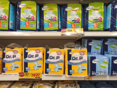 Kuala Lumpur, Malezya, 15 Temmuz 2019: Büyük süpermarketlerde satışa sunulan rafta çeşitli çocuk bezi ler sergileniyor. Ayrıca bebek bezi örneği görüntülenir. 