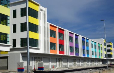 Kuala Lumpur, Malezya -28 Aralık 2017: Aynı tasarıma ve renkli cepheye sahip çok katlı mağaza çok. 