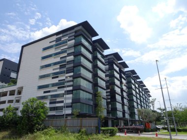 Kuala Lumpur, Malezya -28 Aralık 2017: Aynı yükseklik ve benzer mimari tasarıma sahip birkaç ofis binasının cephesi. 