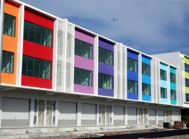 Kuala Lumpur, Malezya -28 Aralık 2017: Aynı tasarıma ve renkli cepheye sahip çok katlı mağaza çok. 