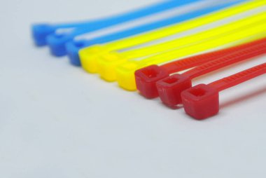 Renkli plastik kablo kravat kayışı beyaz arka plan üzerinde izole. Rasgele renk düzenlenmiş. 