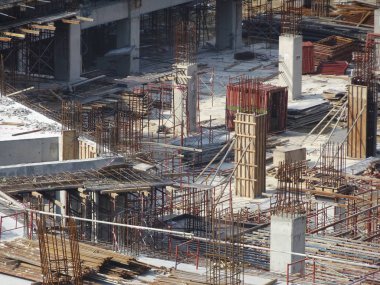 Kuala Lumpur, Malezya -24 Temmuz 2017: Dağınık ve yoğun şantiye. Zemin ve temel çalışmaları ile başlayan. Zemin kirişi ve kolon inşaatı devam etmektedir.  