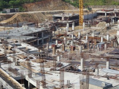 Kuala Lumpur, Malezya -24 Temmuz 2017: Dağınık ve yoğun şantiye. Zemin ve temel çalışmaları ile başlayan. Zemin kirişi ve kolon inşaatı devam etmektedir.  