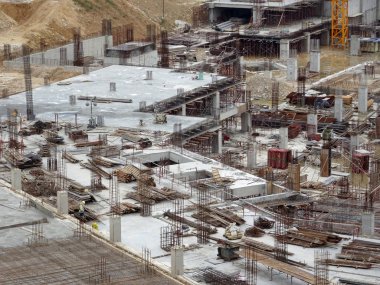 Kuala Lumpur, Malezya -24 Temmuz 2017: Dağınık ve yoğun şantiye. Zemin ve temel çalışmaları ile başlayan. Zemin kirişi ve kolon inşaatı devam etmektedir.  