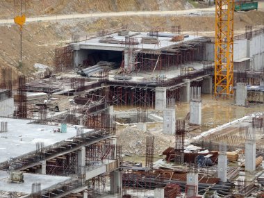 Kuala Lumpur, Malezya -24 Temmuz 2017: Dağınık ve yoğun şantiye. Zemin ve temel çalışmaları ile başlayan. Zemin kirişi ve kolon inşaatı devam etmektedir.  