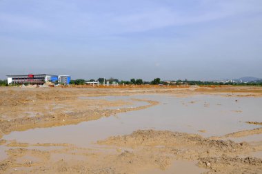 Kuala Lumpur, Malezya -12 Aralık 2013: Zemin tesviye çalışmaları ile tamamlandıktan sonra açık arazi.