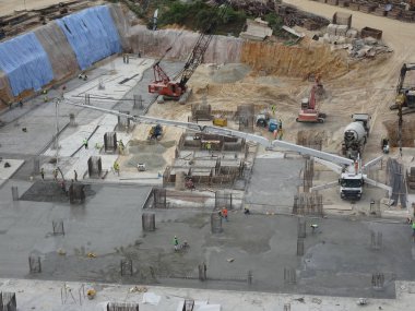 Kuala Lumpur, Malezya -25 Eylül 2017: İnşaat işçileri şantiyede fil vinç veya beton pompa vinç hortum kullanarak ıslak beton dökme.