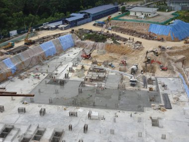 Kuala Lumpur, Malezya -25 Eylül 2017: İnşaat işçileri şantiyede fil vinç veya beton pompa vinç hortum kullanarak ıslak beton dökme.