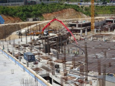 Kuala Lumpur, Malezya -25 Eylül 2017: İnşaat işçileri şantiyede fil vinç veya beton pompa vinç hortum kullanarak ıslak beton dökme.