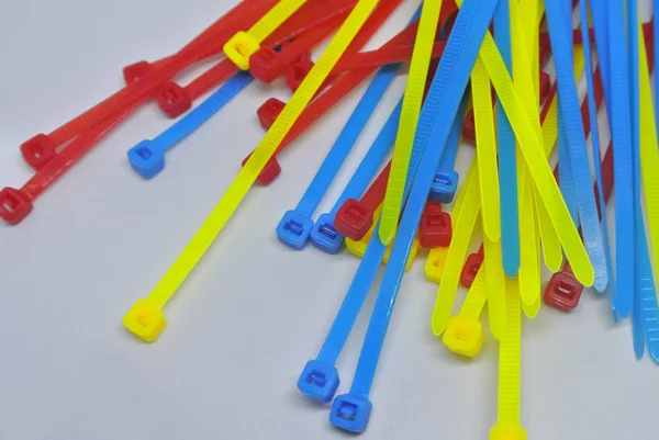 Färgglada Plast Kabel Knytband Isolerade Vit Bakgrund Slumpmässigt Färg Arrangerade — Stockfoto