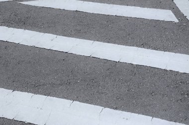 Beyaz termoplastik malzemeden yapılmış yol çizgisi işaretleme. 