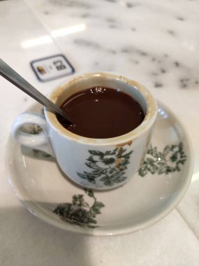 Beyaz çiçek desen fincan setleri kahve bir fincan masaya yerleştirilir