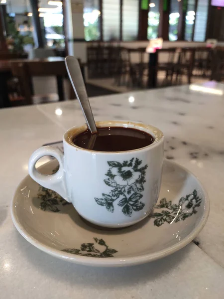 Uma Xícara Café Conjunto Copo Padrão Flor Branca Colocada Mesa — Fotografia de Stock