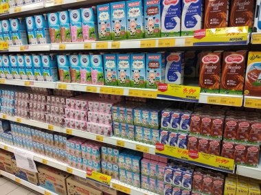 Kuala Lumpur, Malezya -12 Temmuz 2019: Süt ürünleri süpermarketlerin içinde rafta sergileniyor. Müşterinin seçmesi kolay için marka ve türe göre sıralanmış. 
