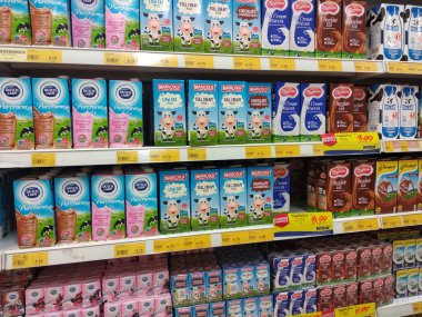 Kuala Lumpur, Malezya -12 Temmuz 2019: Süt ürünleri süpermarketlerin içinde rafta sergileniyor. Müşterinin seçmesi kolay için marka ve türe göre sıralanmış. 